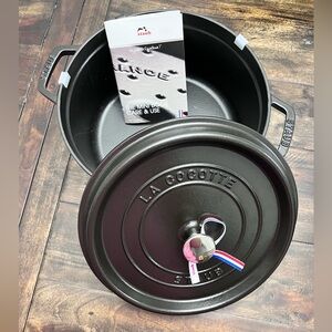 STAUB (26) 5.5Qt matte black Dutch oven
